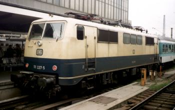 111 227-5 mit Bundesbahn-Logo am 08.05.99